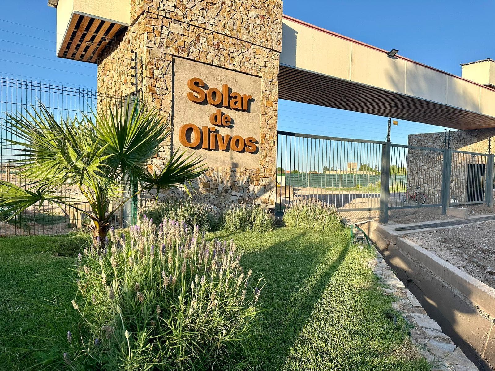 SE VENDE TERRENO, 300 M2, BARRIO PRIVADO SOLAR DE OLIVOS, MAIPU, MZA