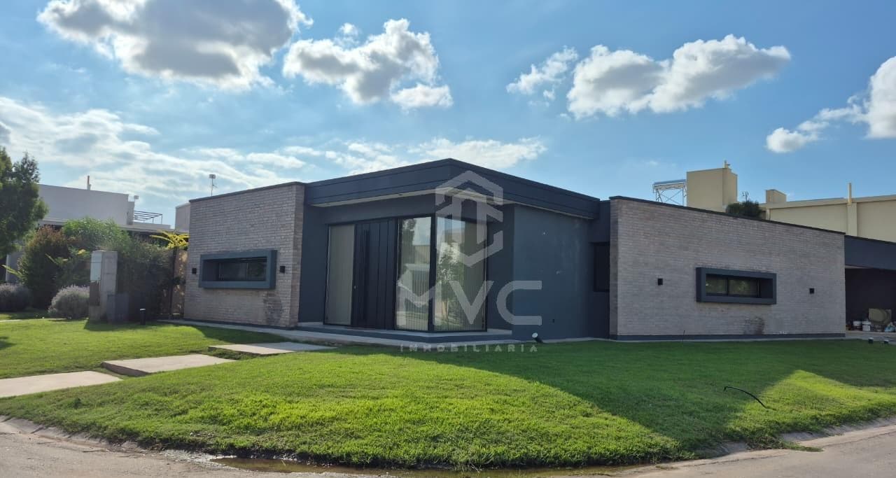 SE VENDE CASA ESQUINA A ESTRENAR, B° PRIVADO LOMAS DE RUSSELL, MAIPU.