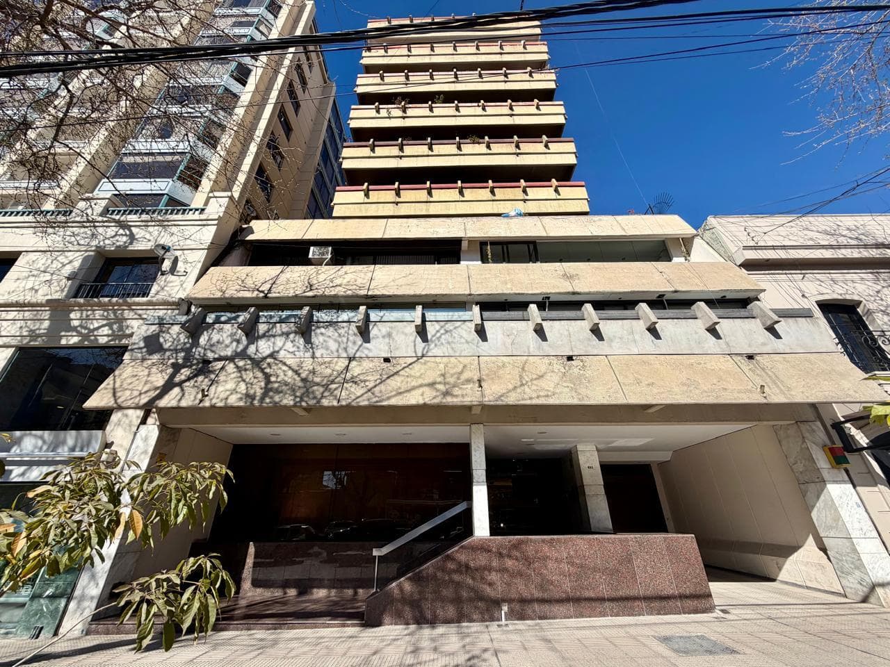 SE VENDE OFICINA 62 m2 COCHERA PROPIA, Microcentro, Mendoza.